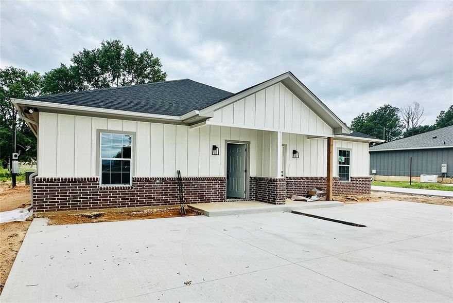 Welcome to your fabulous new duplex in the lovely town of Tyler! Two units built in 2025 have three cozy bedrooms just waiting for your personal touch. The water bill is included in the rent—how convenient is that? Come check it out and see if it could be your new happy place!