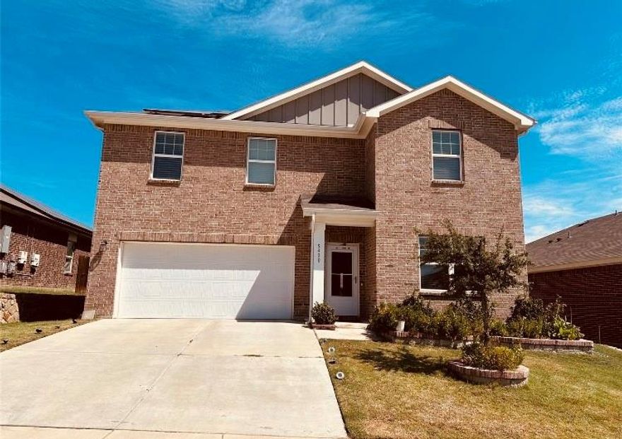 Welcome to this stunning home nestled in the serene, Marine Creek Hills neighborhood. This 2 story house has 4 bedrooms and 3bathrooms, this spacious 2534 Sqft, 2020-built home features a desirable floor plan, offering the perfect balance of comfort and functionality. The design creates a contemporary atmosphere, ideal for both, entertaining and everyday living.  Also located near parks, top-rated schools, the Fort Worth Library, shopping, and major roads.
The house comes with new refrigerator ,washer and  dryer. Solar system is additional advantage for Tennant which lower the utility bill.