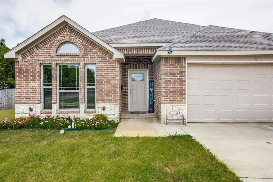 20 minutes from Bishop Arts District! Entertainment and Fun! Brick and stone elevation! huge corner lot near peaceful. Quiet neighborhood with sidewalks and nearby elementary school and park.High Ceilings through-out. Wood plank floors and ceramic tile.