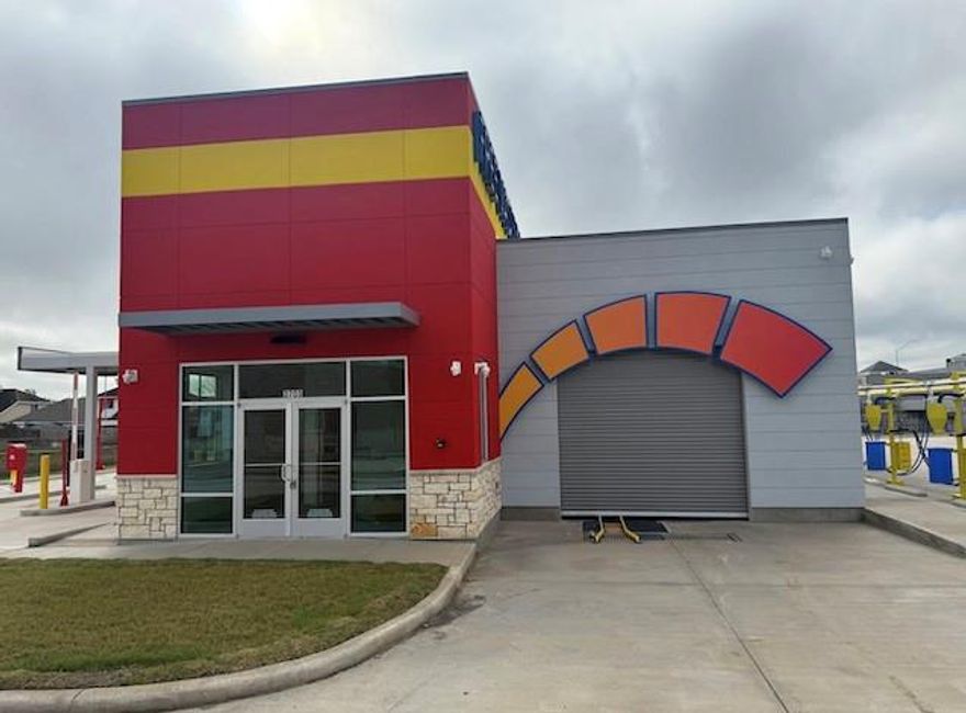 This newly built express car wash offers investors an opportunity to acquire a high traffic property in Houston’s growing west side corridor. Constructed in 2025 with state of the art Sonny’s equipment, the site is strategically positioned on South Texas 6 near the Westpark Tollway, benefiting from over 56,000 vehicles per day.
The property spans 1.39 acres with strong surrounding demographics and an average household income exceeding $100,000 within a 3 mile radius, this asset is well positioned for long term success.
The car wash is located in a dense residential and commercial trade area with limited competition and growing demand for express wash services. Investors will benefit from immediate operational readiness and the ability to capture traffic in one of Houston’s most active retail corridors.
