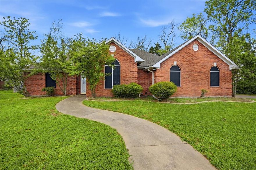 Looking to move to Pottsboro?  This could be the perfect home for you!  Coveniently located just minutes from Highway 289, Brookshires, and Ace Hardware.  You will have easy access to shopping, and local amenites.  Six miles to beautiful Lake Texoma.  Need a place to park your boat?  You will have plenty of room with this home.  It is nestled in a quiet cul-de-sac, this charming home offers a fenced backyard-perfect for relaxing evenings, entertaining or enjoying time with family and pets.  Featuring 3 bedrooms and 2 baths, this home is an excellent opportunity for first-time homebuyers or anyony looking to settle into a welcoming community.  
Schedule your appointment today-this one won't last long!