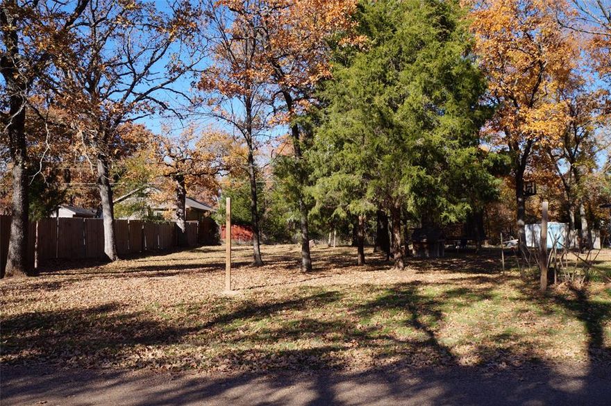 Great level, ready-to-build lot with scattered trees, partially fenced (wood fence belongs to neighbor).  Electric pole on lot, grinder pump installed, no water or sewer on lot.  Growing area with lots of new site-built homes.  Close to shopping, restaurants and city conveniences.  Eustace ISD.
Bring your build plans and make that dream a reality.  Community boat launch conveniently located at the end of Aztec.