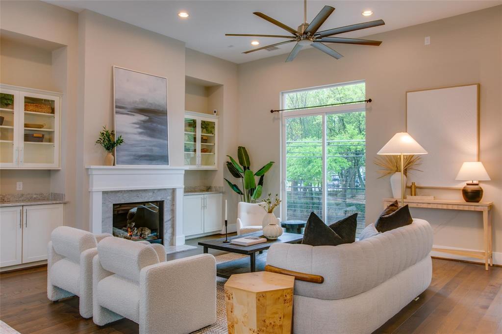 381 E Greenbriar Lane 804