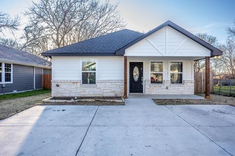 Photo of 815 Ritchey Street, Gainesville, TX 76240 (MLS # 21224945)