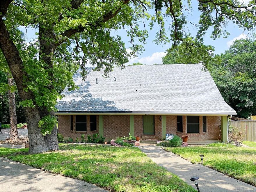 Lovely home in superb family neighborhood in Arlington. This large split level home is the perfect option to either settle down or start fresh. Located in the Oaks of Arlington, situated at the back of a cul-de-sac, surrounded by nature, in an established neighborhood. With an open bright floor plan, this home features 2 living and 2 dining areas, 4 bedrooms, & neutral colors throughout prefect for any decor. Wood burning fireplace, ceramic tiled & laminate flooring, carpeting in bedroom areas, and a covered porch. New air conditioning system being installed upstairs. Oversized garage with high ceilng is perfect for the home handyman.  Also, the solar panels provide for very low electric bills.  The solar panel contract will be paid off at closing.  An oversized yard is perfect for gatherings and outdoor fun. There's a storge building too. This beautiful, once in a lifetime home can all be yours!
Open House Saturday October 14th 2:00 to 4:00.