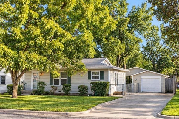 611 ROSE AVE, CLEBURNE, TX 76033 - Image 6a81eaead63afffa461e6d54528ebeec/313021317