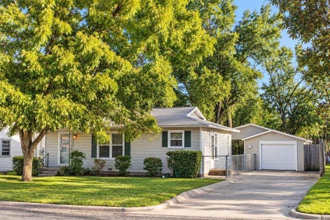 Photo of 611 Rose Avenue, Cleburne, TX 76033 (MLS # 21406445)