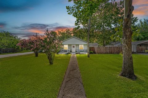 Photo of 710 W Willow Street, Sanger, TX 76266 (MLS # 21092225)