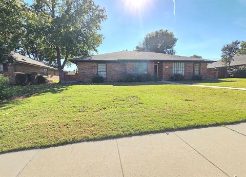 Photo of 2720 Crow Valley Trail, Plano, TX 75023 (MLS # 21275788)
