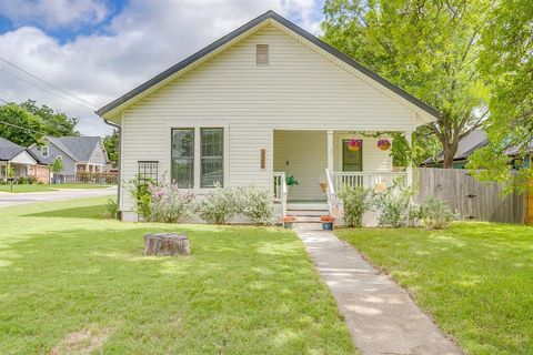 Photo of 322 W Russell Street, Weatherford, TX 76086 (MLS # 21299851)
