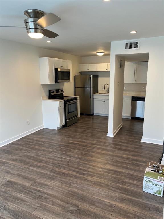 2902 Douglas 211