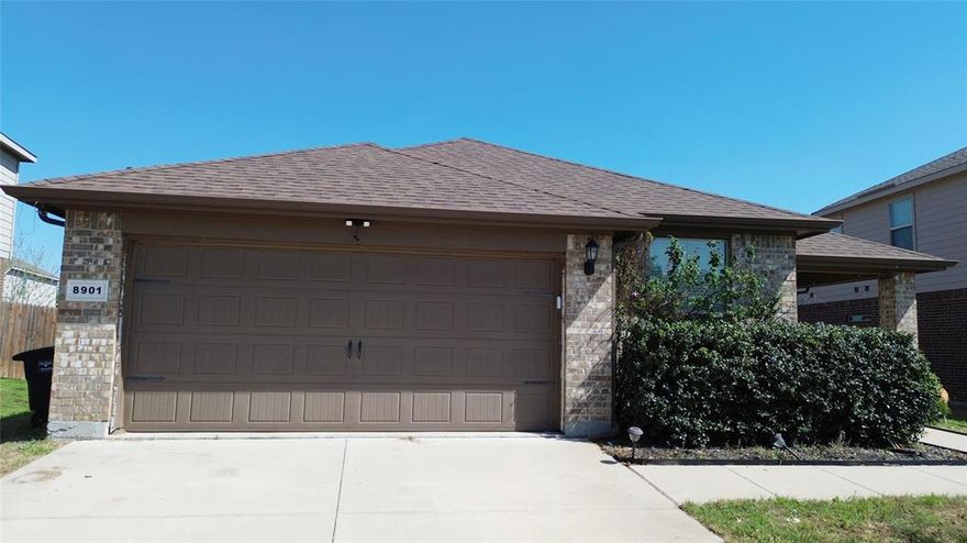 Great opportunity to own in a well-established Fort Worth neighborhood. This home offers a functional layout with solid bones and just needs a little TLC (cosmetic) to truly shine. Perfect for buyers looking to add their personal touch or investors seeking a value-add opportunity. Conveniently located near major highways, shopping, dining, and schools. With a bit of updating, this property has strong potential to become a beautiful home or profitable investment.
Preferred lender incentives up to 5k.