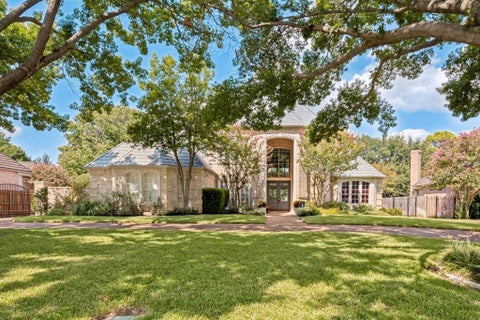 Photo of 1108 Chatsworth Court W, Colleyville, TX 76034 (MLS # 21393012)