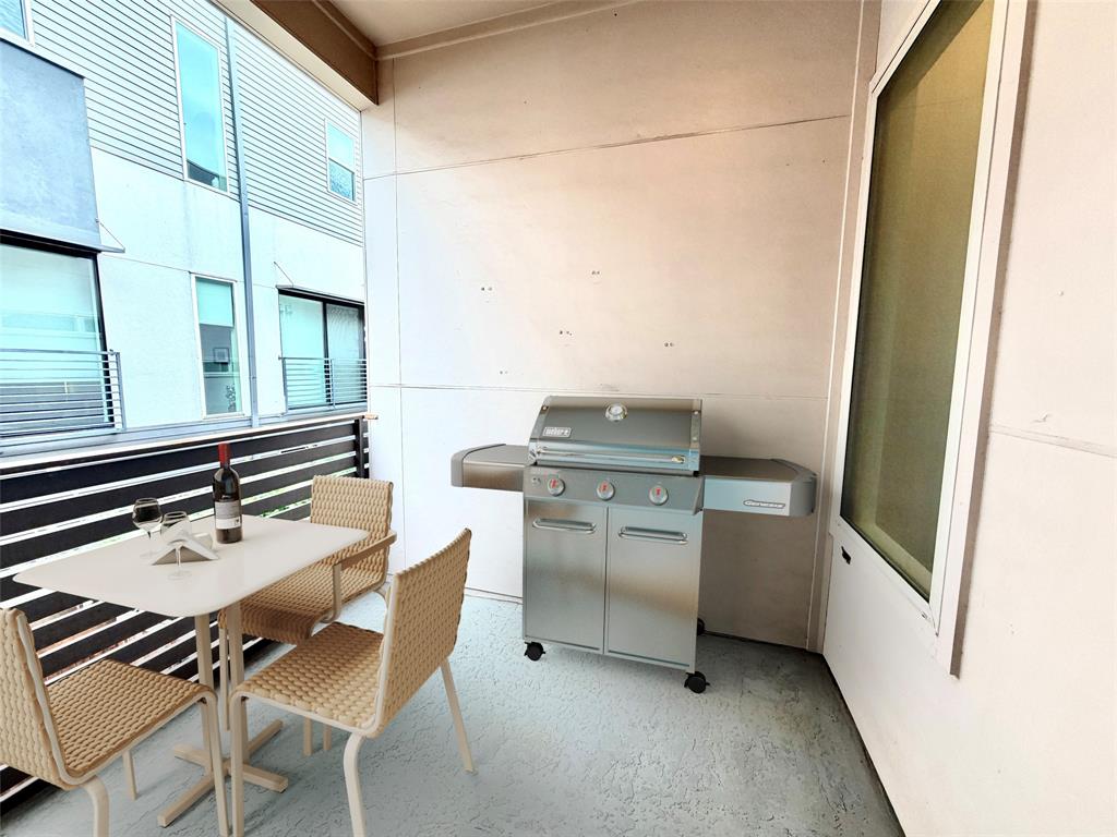 1861 Summit Twnhms - Residential