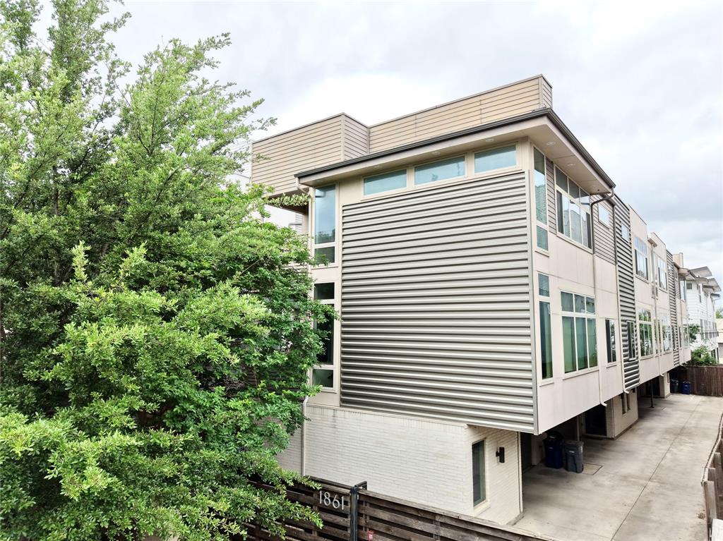 1861 Summit Twnhms - Residential