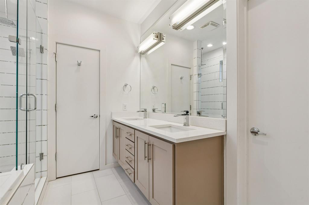 1861 Summit Twnhms - Residential