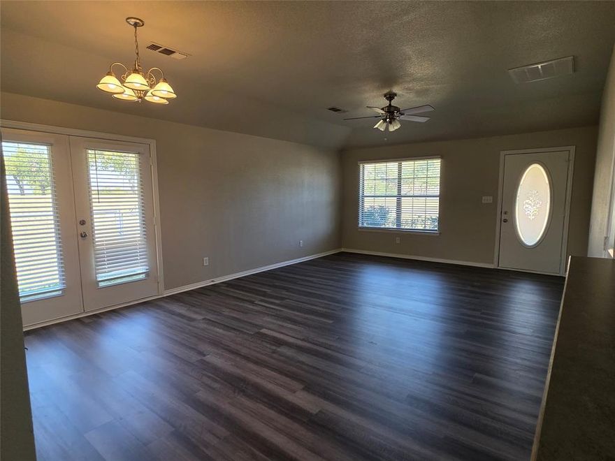 You’ll love this bright and freshly updated 3-bedroom, 2-bath duplex! New luxury vinyl plank flooring and fresh paint throughout give it that “new home” feel. Enjoy the open layout, attached one-car garage, and fully fenced backyard—perfect for pets, kids, or weekend barbecues.  Tucked in a super convenient spot between the hospital and Granbury High School, and just minutes from downtown shopping, restaurants, and all the local charm.
Pets welcome on a case-by-case basis. Don’t miss this one!  REQUIRED DOCS ARE IN THE TRRANSACTION DESK AND HARD COPIES WILL BE ONSITE.