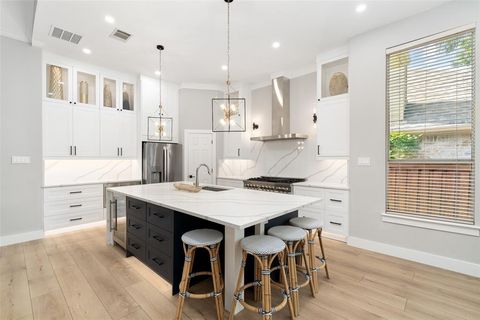 Photo of 905 Rolling Meadows Court, Allen, TX 75013 (MLS # 21303356)