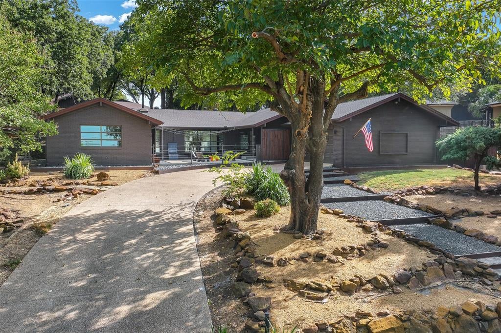 301 Lakeland Drive