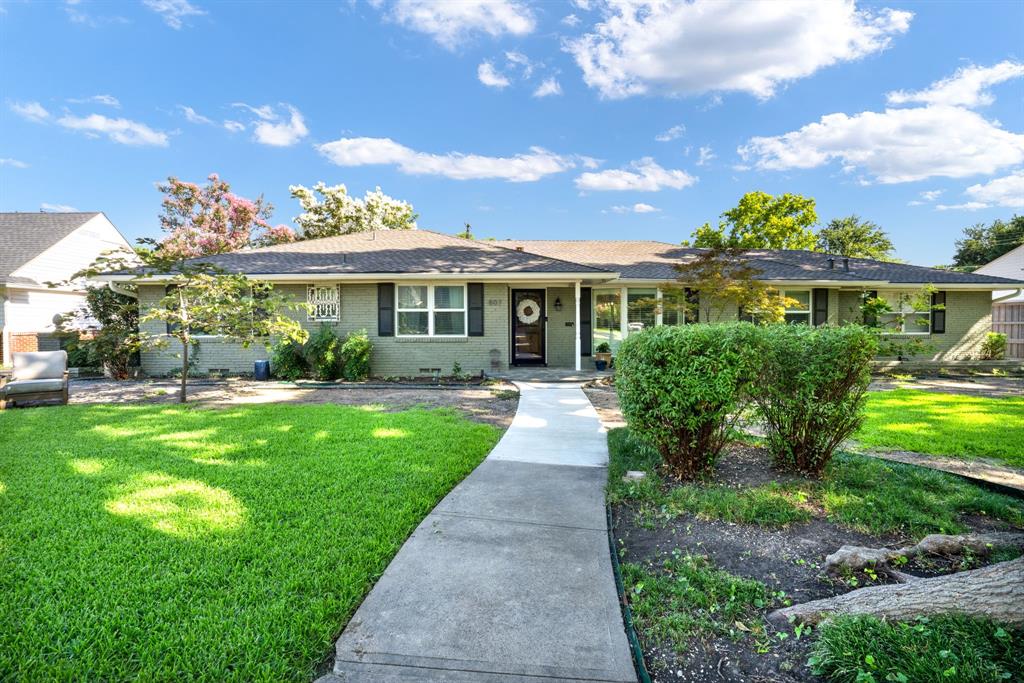 807 Clearwater Drive