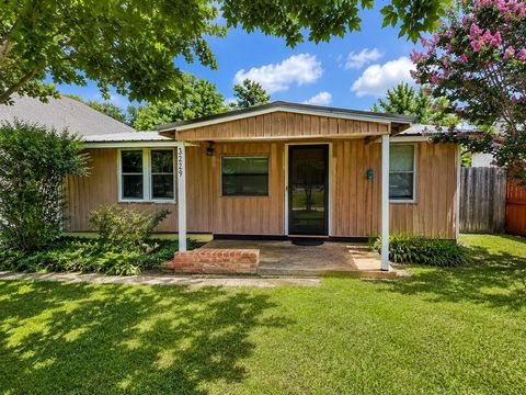 Photo of 3229 Hiawatha Trail, Lake Worth, TX 76135 (MLS # 21312508)