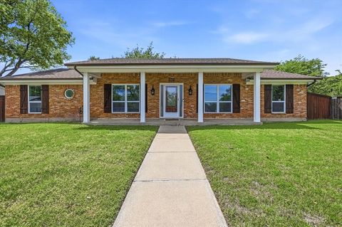 Photo of 628 Robindale Court, Bedford, TX 76022 (MLS # 21232879)