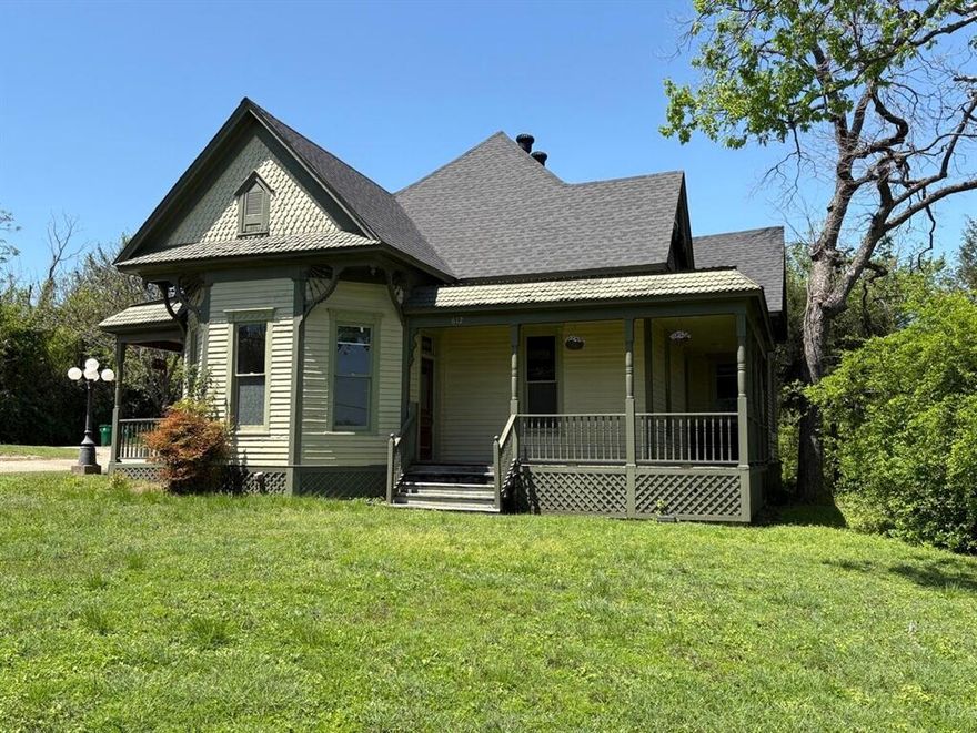 Prime location near the heart of Downtown Waxahachie.  High Visibility. Charming historic architecture with modern utility upgrades  Multiple well lit offices with elevated ceilings. Ideal for retail, office, studio or gallery. Near coffee shops, restaurants, courthouse and city and county offices.  Easy access to I 35E and the DFW Metro Area.  24.50 per ft plus NNN.