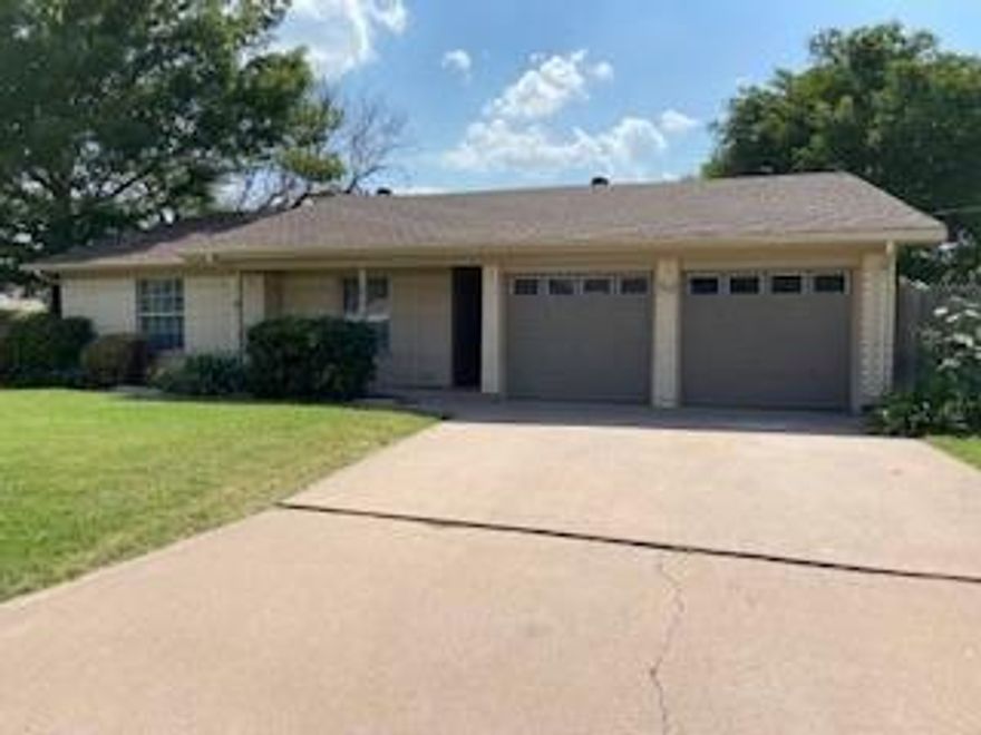 Stunning three Bedroom, two bath house! Stainless appliances in the kitchen. Tons of counter space in the kitchen along with a gorgeous kitchen island! Beautiful built in brick fireplace perfect for cozying up on a cold day!

Owner must approve all pets!

Requires enrollment in resident benefit package. Resident Liability insurance is required.