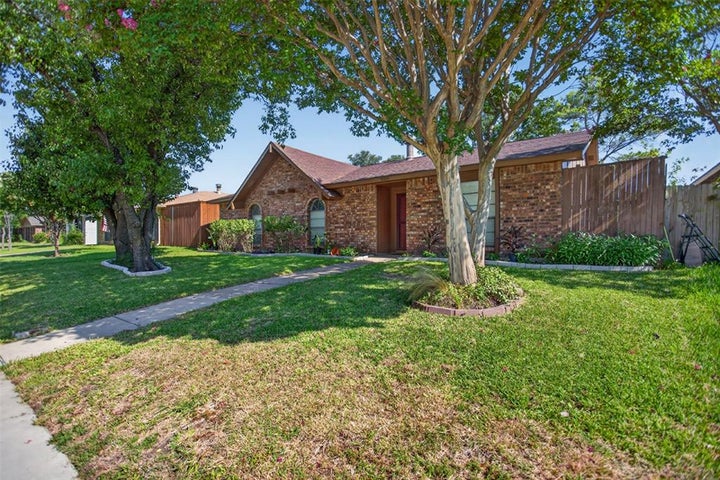 Photo 1 of 19 — 9009 Willowbrook Drive, Rowlett, TX 75088