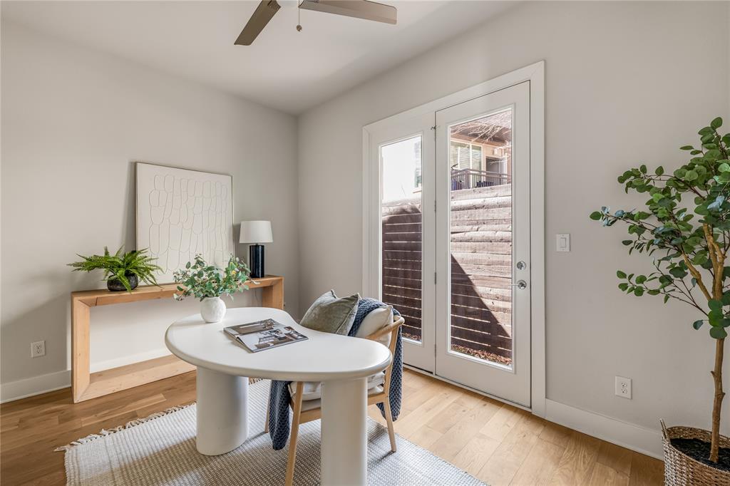 381 E Greenbriar Lane 401