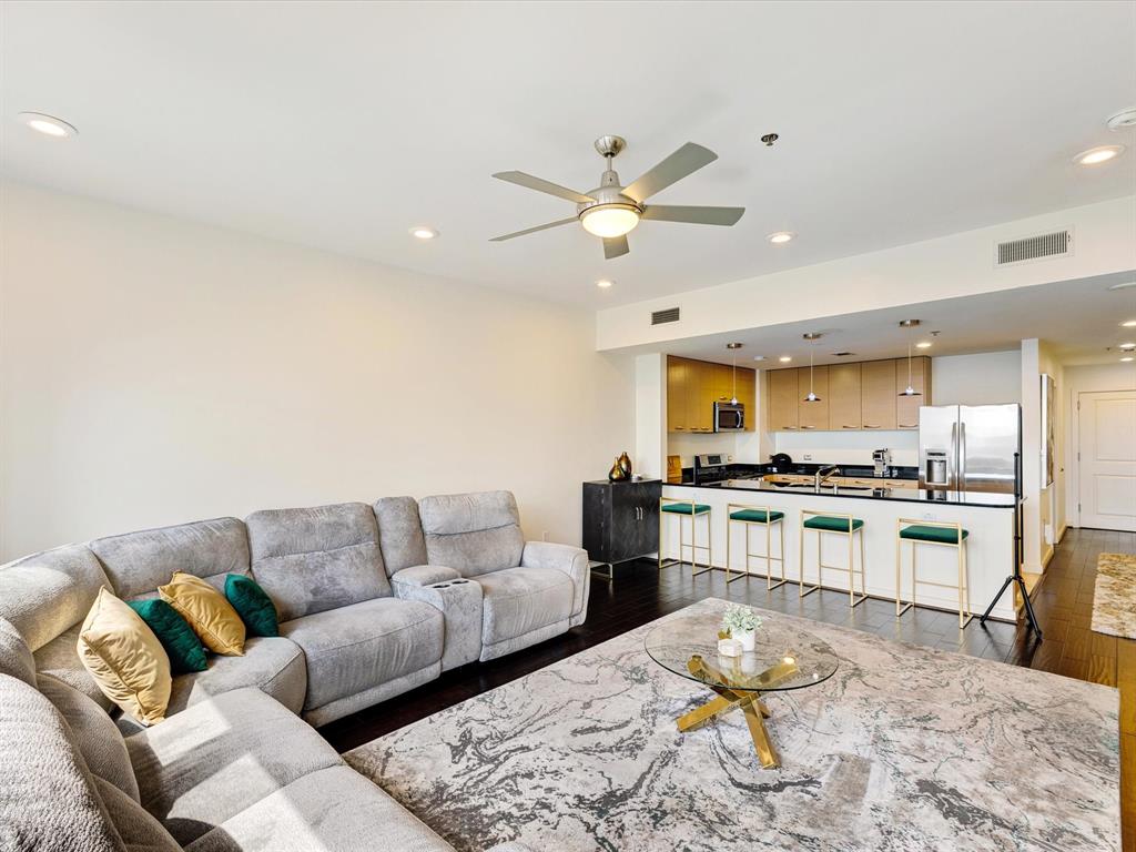 1200 Main Street 1404