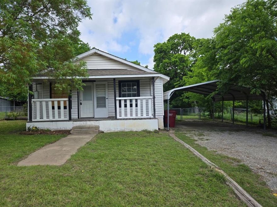 Prime investment opportunity or a blank canvas for the visionary buyer at 528 East Jefferson. This property is ready for a complete renovation and is priced accordingly, offering tremendous location, lot size, and potential. Sold in as-is condition. The lot size is 8,587 sq ft., with a current appraised value of over $99,000.00 just for the land (Grayson County Appraiser District). The current tax value on the existing structures and lot is over $160,000.00. Perfectly situated one block from vibrant downtown Van Alstyne, Texas, a community rooted in history and geared towards the future. Van Alstyne offers a unique blend of small-town charm, suburban convenience, and good schools, making it an ideal place for families and businesses.