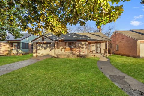 Photo of 806 Buckalew Street, Dallas, TX 75208 (MLS # 21179455)