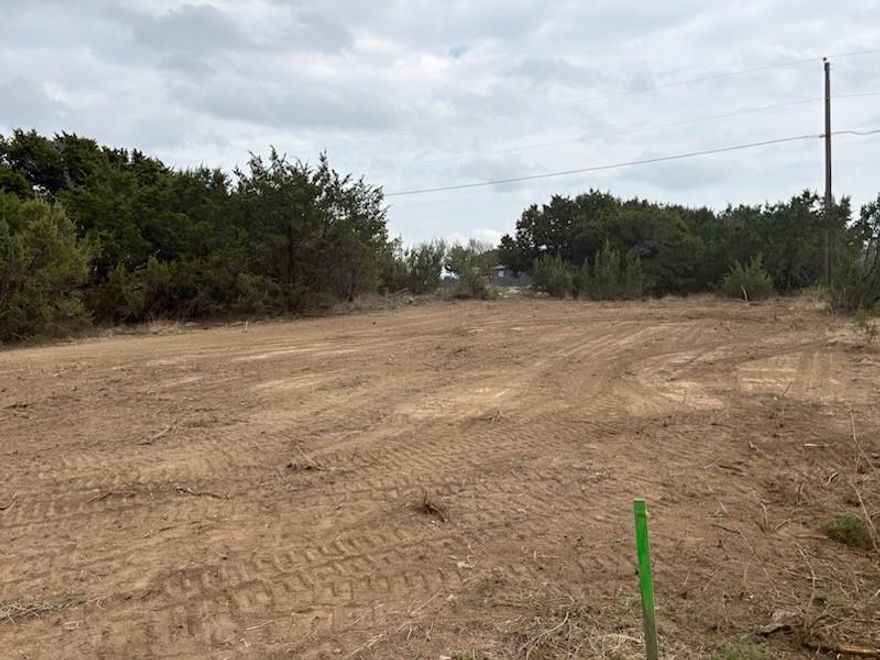 Beautiful land for building a new home. Excellent location, close to schools and stores.