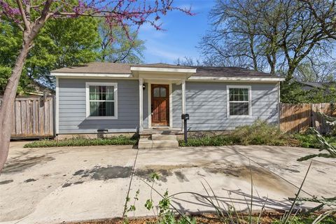 Photo of 117 W Avenue E Ave, Garland, TX 75040 (MLS # 21213200)