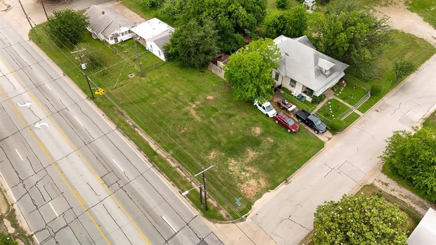 Unimproved, corner lot located in the established Bassett Addition, just minutes from downtown Fort Worth. Conveniently situated off Sylvania Avenue with easy access to major highways, dining, and entertainment.
Great opportunity for new construction with flexible building potential due to corner positioning.
Buyer to verify lot size, zoning, utilities, and school information flood zone and easements