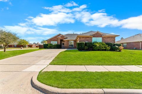 Photo of 2861 Avery Dr, Rockwall, TX 75032 (MLS # 21210592)