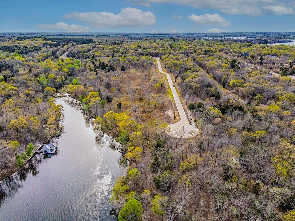 WHISPERING OAKS - Land