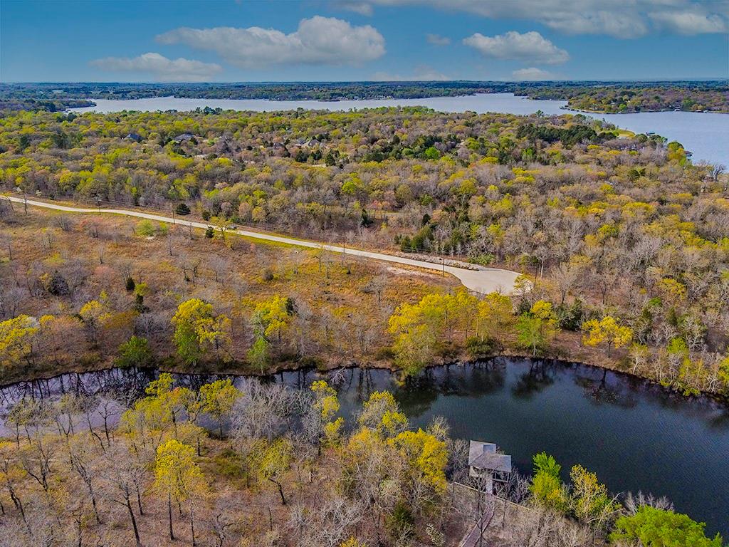 WHISPERING OAKS - Land