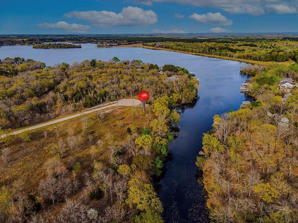 WHISPERING OAKS - Land