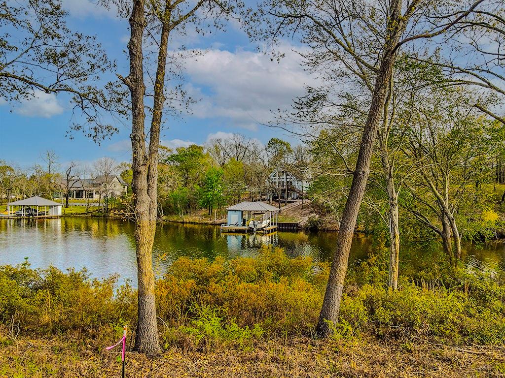 WHISPERING OAKS - Land