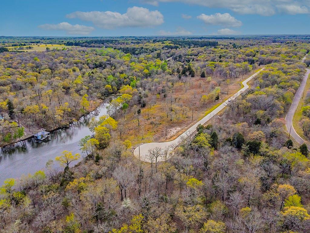 WHISPERING OAKS - Land