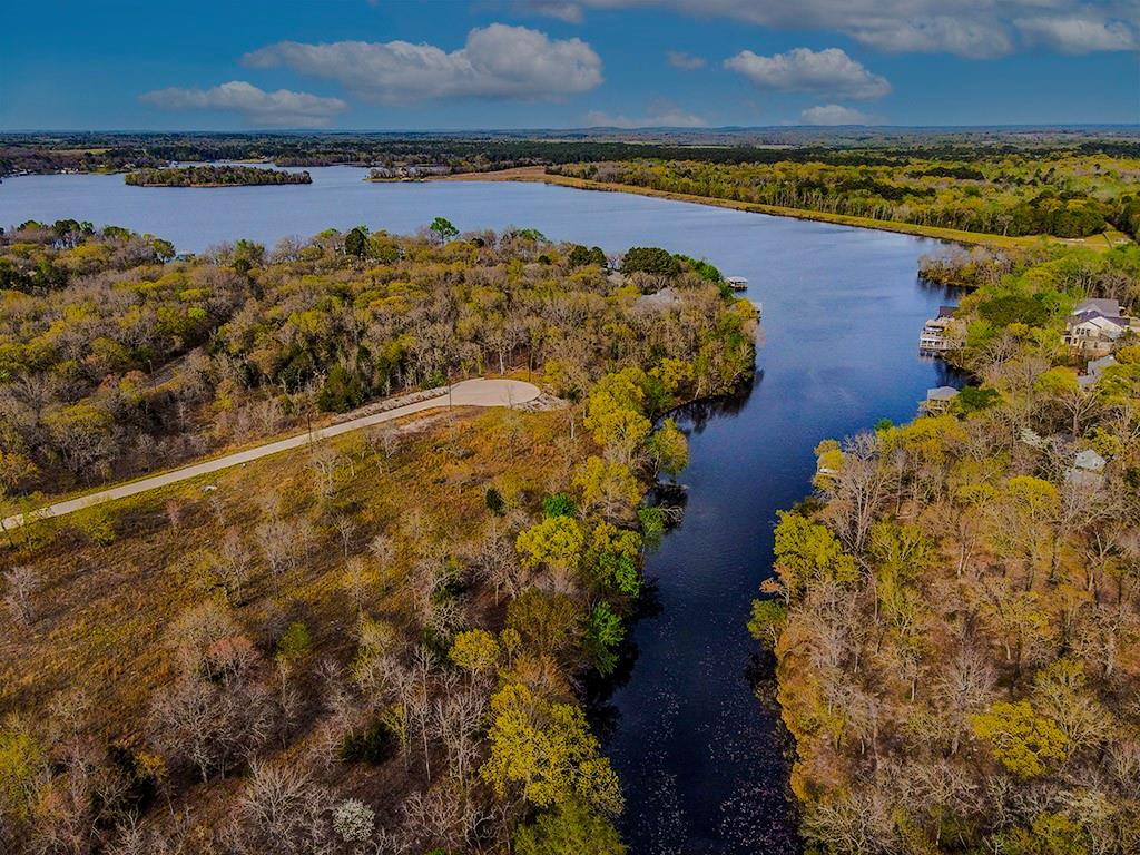 WHISPERING OAKS - Land