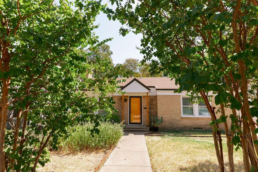 110 N Briscoe Boulevard