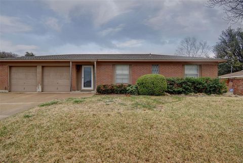 Photo of 6601 Westrock Drive, Fort Worth, TX 76133 (MLS # 21241576)