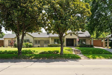 Photo of 406 E Main Street, Whitesboro, TX 76273 (MLS # 21322787)