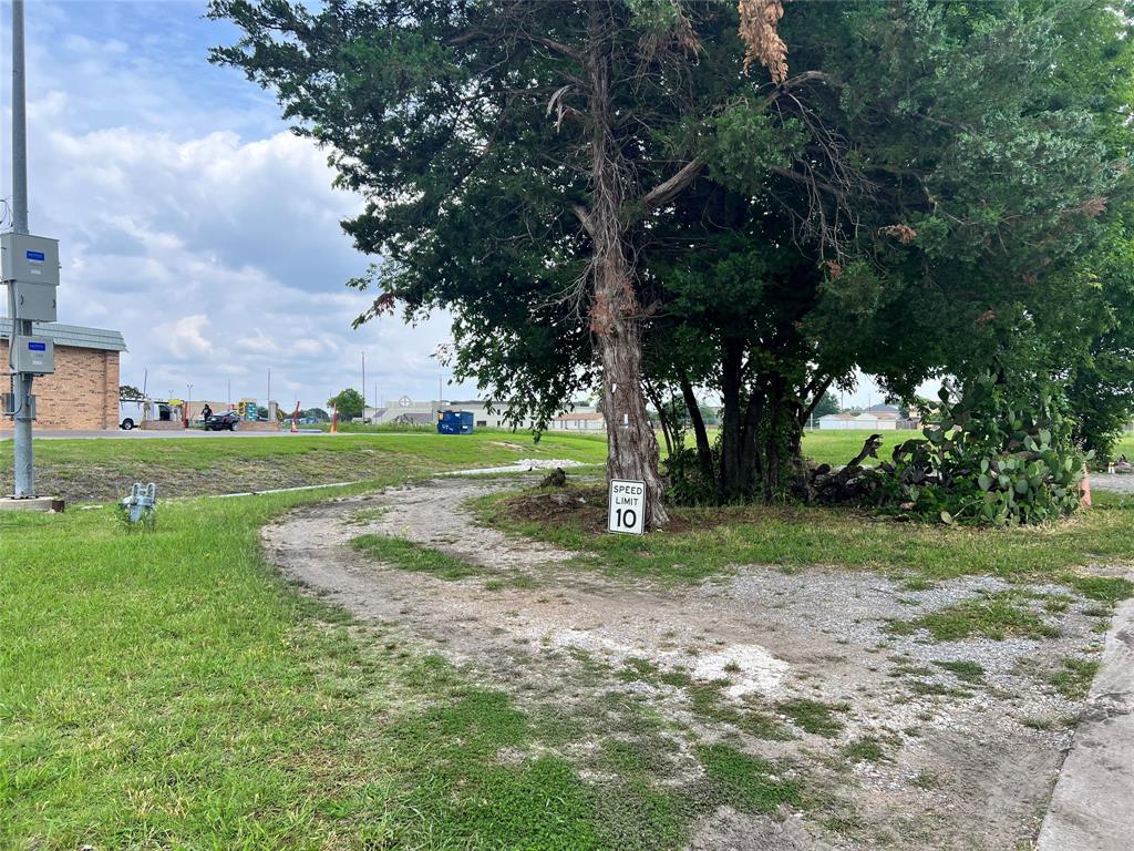 James Saunders Abstact - Land