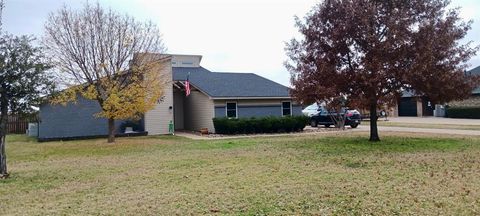 Photo of 12 Cliff Drive, Mineral Wells, TX 76067 (MLS # 21258298)