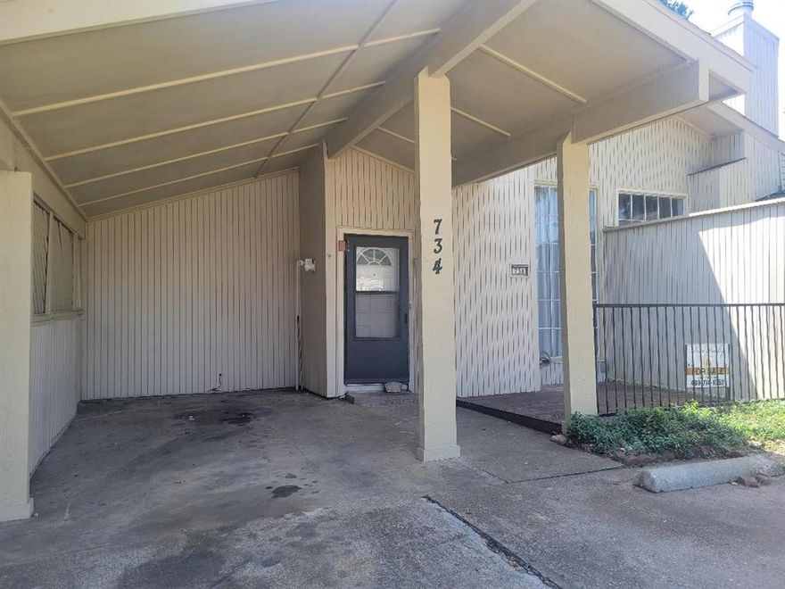 Nice and cozy Townhome that has 3 full bedrooms, 1 bedroom downstairs with full standing shower and 2 bedrooms upstairs with another full
bath with tub, it is in livable conditiona but Seller prefers to sell As Is Condition, perfect for a starter home  or an Investor.
Subdivision has HOA that has an inground pool and a small park for owners usage, that fee also includes front yard maintenance, outside building repairs per Seller's information. 

Selling in a very reasonable price to sell Quick.