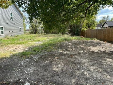 406 BONHAM Street E Tom Bean TX 75491